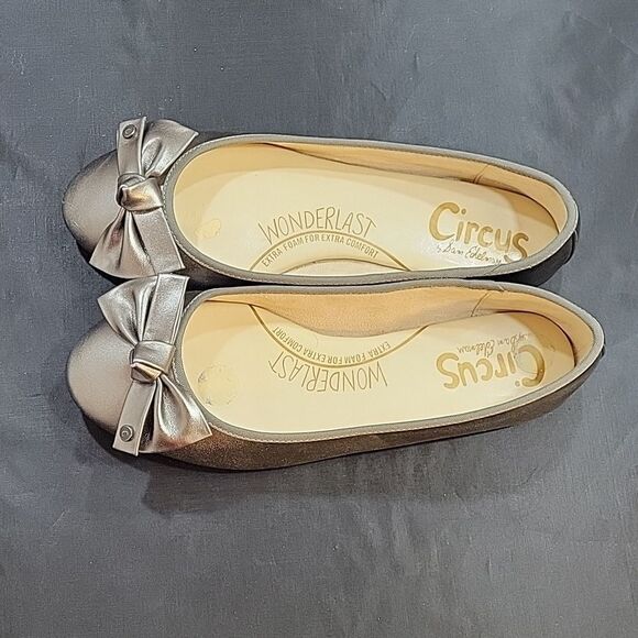 CIRCUS BY SAM EDELMAN WOMEN"S SILVER LOGO CARMEN ROUND TOE SLIP ON FLATS - Picture 8 of 14